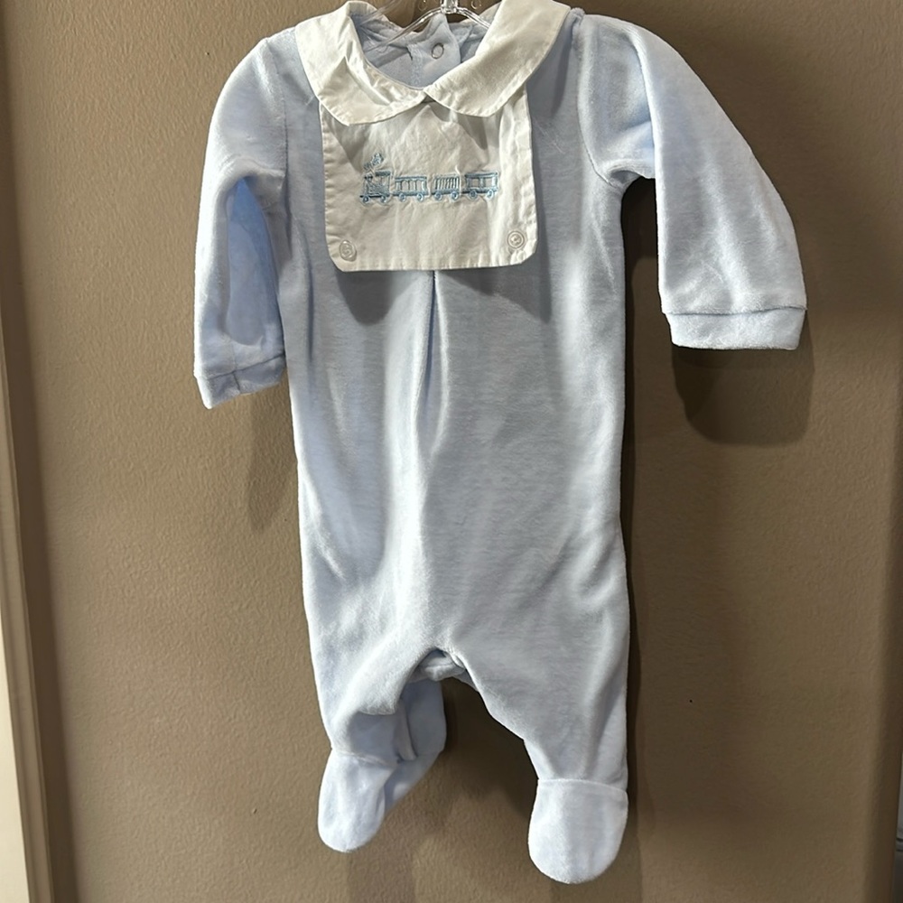 ROCK A BYE BABY BOUTIQUE SLEEPER WITH BIB IN SIZE 0-3 MONTHS